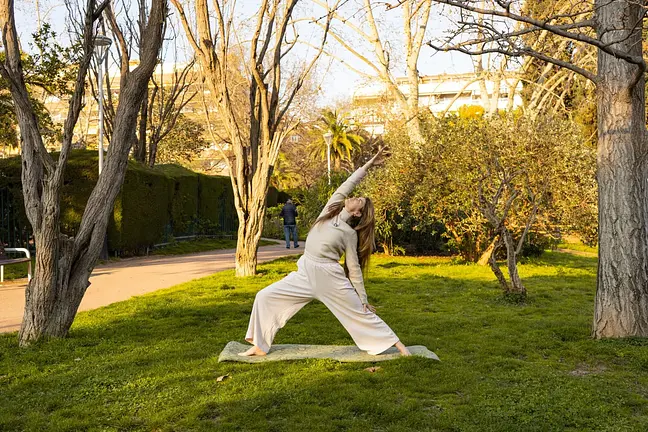 Yoga Barcelona - Clàudia Moncau, desde su propia web